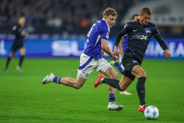 05 10 2024, Football, Season 2024 2025, 2 Bundesliga, Matchday 8, FC Schalke 04 Hertha BSC, f l Derry John Murkin FC Schalke 04 , Michael Cuisance Hertha BSC Gelsenkirchen Veltins Arena NRW Germany xRHR PHOTO TRx Copyright: TimxRehbein RHR-FOTOx RHR-FOTO TR