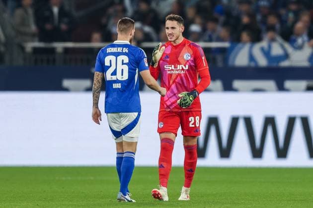 Soccer 2 Bundesliga 8 Matchday FC Schalke 04 Hertha BSC Berlin on 05 10 2024 at the Veltins Arena in Gelsenkirchen Tomas Kalas Schalke , left Justin Heekeren Schalke , right DFL regulations prohibit any use of photographs as image sequences and or quasi video xJRx