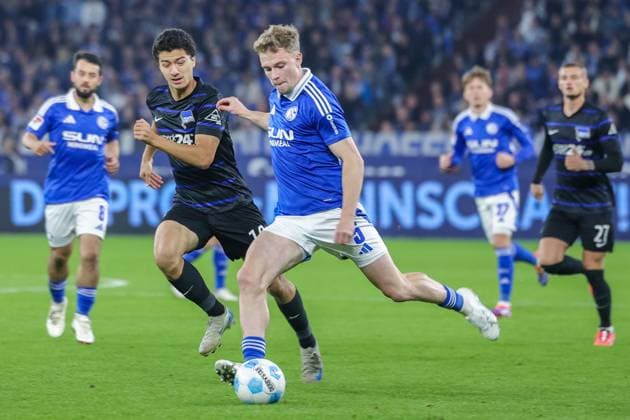Soccer 2 Bundesliga 8 Matchday FC Schalke 04 Hertha BSC Berlin on 05 10 2024 at the Veltins Arena in Gelsenkirchen Ibrahim Maza Berlin , left Derry John Murkin Schalke , right DFL regulations prohibit any use of photographs as image sequences and or quasi video xJRx