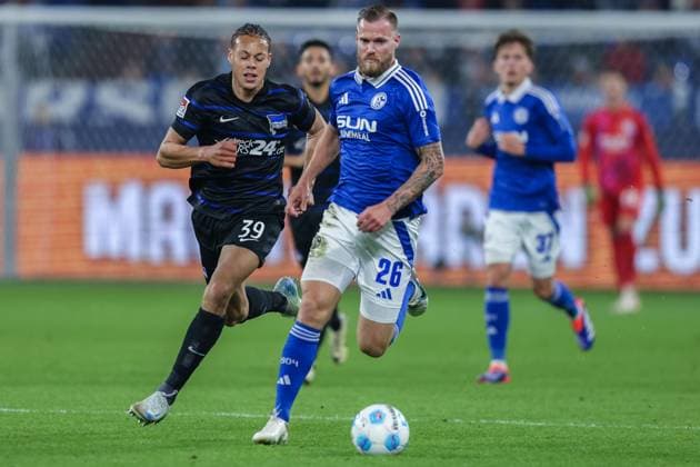 Soccer 2 Bundesliga 8 Matchday FC Schalke 04 Hertha BSC Berlin on 05 10 2024 at the Veltins Arena in Gelsenkirchen Derry Scherhant Berlin , left Tomas Kalas Schalke , right DFL regulations prohibit any use of photographs as image sequences and or quasi video xJRx