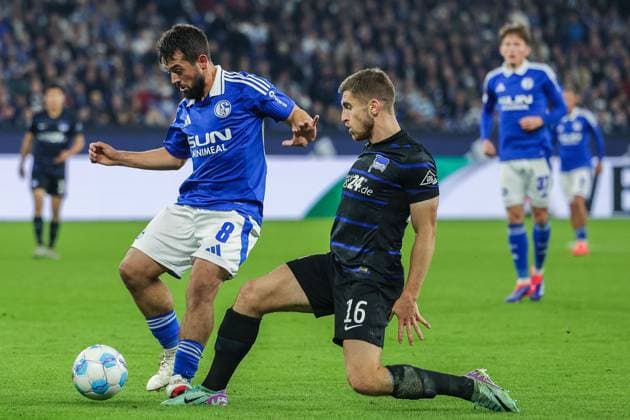 Soccer 2 Bundesliga 8 Matchday FC Schalke 04 Hertha BSC Berlin on 05 10 2024 at the Veltins Arena in Gelsenkirchen Amin Younes Schalke , left Jonjoe Kenny Berlin , right DFL regulations prohibit any use of photographs as image sequences and or quasi video xJRx