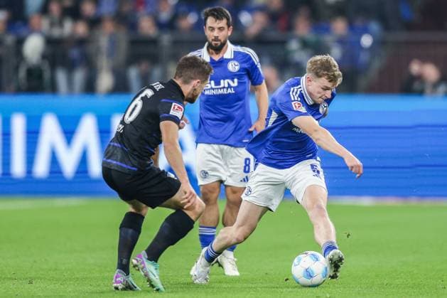 Soccer 2 Bundesliga 8 Matchday FC Schalke 04 Hertha BSC Berlin on 05 10 2024 at the Veltins Arena in Gelsenkirchen Jonjoe Kenny Berlin , left Derry John Murkin Schalke , right DFL regulations prohibit any use of photographs as image sequences and or quasi video xJRx