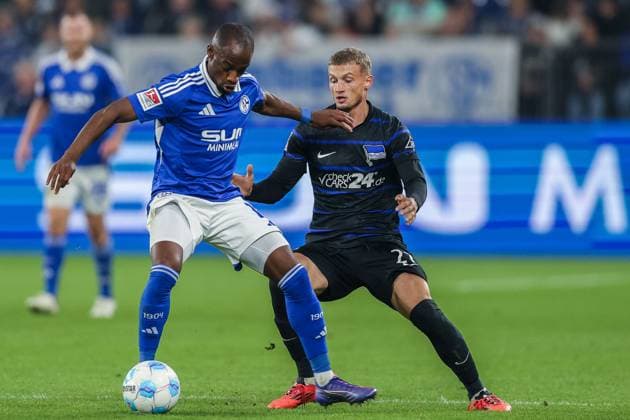 Soccer 2 Bundesliga 8 Matchday FC Schalke 04 Hertha BSC Berlin on 05 10 2024 at the Veltins Arena in Gelsenkirchen Christopher Antwi Adjei Schalke , left Michael Cuisance Berlin , right DFL regulations prohibit any use of photographs as image sequences and or quasi video xJRx
