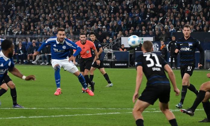 Kenan Karaman FC Schalke 04 , left , scores the goal with this shot to 1 1 05 10 2024, Soccer 2 Bundesliga, Matchday 8, Season 2024 2025 FC Schalke 04 Hertha BSC Gelsenkirchen Veltins Arena Nordrhein Westfalen Germany Team2