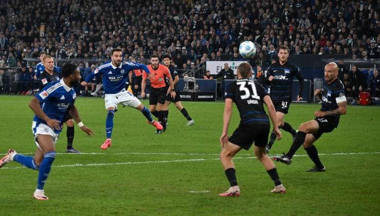 Kenan Karaman FC Schalke 04 , left , scores the goal with this shot to 1 1 05 10 2024, Soccer 2 Bundesliga, Matchday 8, Season 2024 2025 FC Schalke 04 Hertha BSC Gelsenkirchen Veltins Arena Nordrhein Westfalen Germany Team2