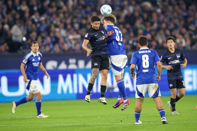 05 10 2024, Football, FC Schalke 04 Hertha BSC, 1 Fußball Bundesliga, Matchday 6, Veltins Arena Gelsenkirchen, Saison 2024 2025 Zweikampf Kopfballduell Kevin Sessa Hertha BSC 8 gegen Max Grüger Schalke04 37 DFB regulations prohibit any use of photographs as image sequences and or quasi video Nordrhein Westfalen Germany