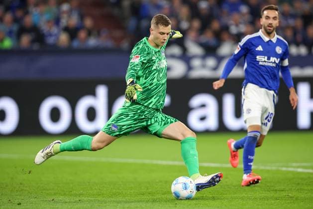 05 10 2024, Football, FC Schalke 04 Hertha BSC, 1 Soccer Bundesliga, Matchday 6, Veltins Arena Gelsenkirchen, Season 2024 2025 Goalkeeper Tjark Ernst Hertha BSC 1 DFB regulations prohibit any use of photographs as image sequences and or quasi video Nordrhein Westfalen Germany