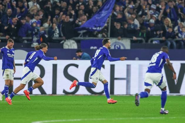 05 10 2024, Football, Season 2024 2025, 2 Bundesliga, Matchday 8, FC Schalke 04 Hertha BSC, Kenan Karaman FC Schalke 04 cheers after his goal to make it 1 - 1 Gelsenkirchen Veltins Arena NRW Germany xRHR PHOTO TRx Copyright: TimxRehbein RHR-FOTOx RHR-FOTO TR