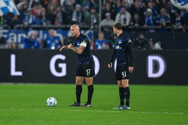 05 10 2024, Soccer, 2 Bundesliga, 8 Matchday Season 2024 2025, FC Schalke 04 Hertha BSC, Toni Leistner Hertha BSC , Pascal Klemens Hertha BSC xRHR PHOTO TKx Copyright: RHR-FOTOx RHR-FOTO TK