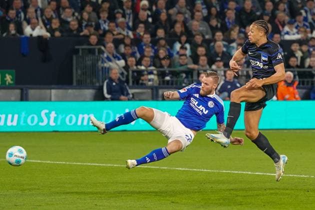Soccer 2 Bundesliga Season 2024 2025, Matchday 8 FC Schalke 04 vs Hertha BSC Veltins Arena, Gelsenkirchen Tomas Kalas Schalke 04 26 and Derry Lionel Scherhant Hertha BSC 39 in action Copyright: xJOERANxSTEINSIEKx