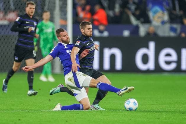 05 10 2024, Football, Season 2024 2025, 2 Bundesliga, Matchday 8, FC Schalke 04 Hertha BSC, f l Tomas Kalas FC Schalke 04 , Jonjoe Kenny Hertha BSC Gelsenkirchen Veltins Arena NRW Germany xRHR PHOTO TRx Copyright: TimxRehbein RHR-FOTOx RHR-FOTO TR