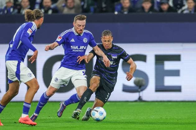 05 10 2024, Football, Season 2024 2025, 2 Bundesliga, Matchday 8, FC Schalke 04 Hertha BSC, f l Tobias Mohr FC Schalke 04 , Derry Lionel Scherhant Hertha BSC Gelsenkirchen Veltins Arena NRW Germany xRHR PHOTO TRx Copyright: TimxRehbein RHR-FOTOx RHR-FOTO TR
