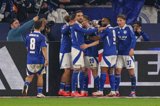 Gelsenkirchen, Germany, 05 10 24 Tobias Mohr FC Schalke 04 goal celebration, cheers with his team after scoring the 2 1 goal during the 2 Bundesliga match between FC Schalke 04 Hertha BSC Berlin at Veltins Arena on October 05, 2024 in Gelsenkirchen, Germany Gelsenkirchen Veltins Arena Germany Copyright: xStefanxBrauer Brauer-Fotoagenturx