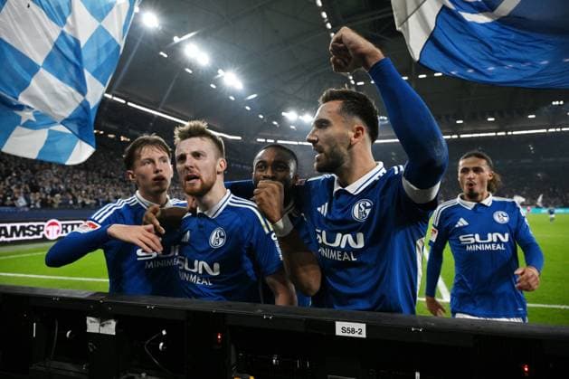 Cheers Max Grüger FC Schalke 04 , Tobias Mohr FC Schalke 04 , Moussa Sylla FC Schalke 04 , Kenan Karaman FC Schalke 04 05 10 2024, Soccer 2 Bundesliga, Matchday 8, Season 2024 2025 FC Schalke 04 Hertha BSC Gelsenkirchen Veltins Arena Nordrhein Westfalen Germany Team2
