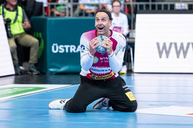 Bilder des Jahres 2024, Sport 10 Oktober Sport Themen der Woche KW40 Silvio Heinevetter (ThSV Eisenach, Nr. 12) (v.l.), TSV Hannover-Burgdorf (weiss) gegen ThSV Eisenach (blau) am 5. Spieltag der Saison 2024 2025 in der DAIKIN Handball-Bundesliga (05.10.2024, ZAG Arena (Hannover, GER), *** Silvio Heinevetter ThSV Eisenach, No. 12 v l , TSV Hannover Burgdorf white against ThSV Eisenach blue on matchday 5 of the 2024 2025 season in the DAIKIN Handball Bundesliga 05 10 2024, ZAG Arena Hannover, GER , Copyright: xJanxGuentherx xTSVxHannover-Burgdorfx