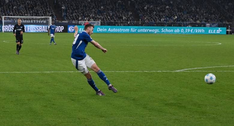 Tobias Mohr FC Schalke 04 , left , scores the goal to 2 1 05 10 2024, Soccer 2 Bundesliga, Matchday 8, Season 2024 2025 FC Schalke 04 Hertha BSC Gelsenkirchen Veltins Arena Nordrhein Westfalen Germany Team2
