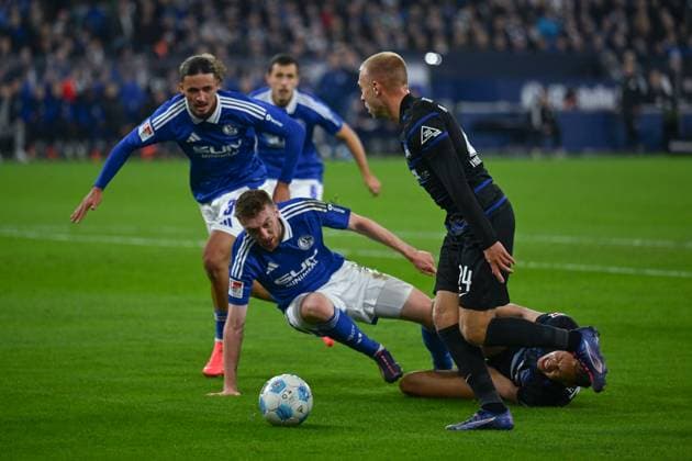 05 10 2024, Football, 2 Bundesliga, Matchday 8 Season 2024 2025, FC Schalke 04 Hertha BSC, Taylan Bulut FC Schalke 04 m Tobias Mohr FC Schalke 04 , Jon Dagur Thorsteinsson Hertha BSC xRHR PHOTO TKx Copyright: RHR-FOTOx RHR-FOTO TK