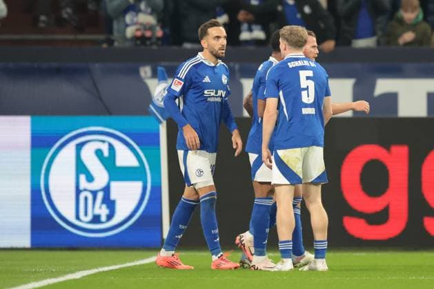 The players of FC Schalke 04 are happy about the goal to 1 1 by Kenan Karaman FC Schalke 04 during the match of the 2 BL season 2024 25 FC Schalke 04 Hertha BSC Copyright Thomas Pakusch