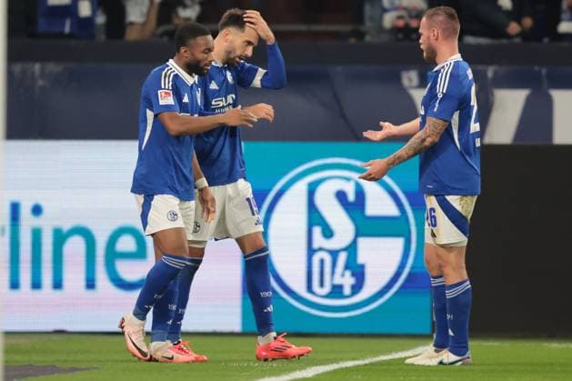 The players of FC Schalke 04 are happy about the goal to 1 1 by Kenan Karaman FC Schalke 04 during the match of the 2 BL season 2024 25 FC Schalke 04 Hertha BSC Copyright Thomas Pakusch