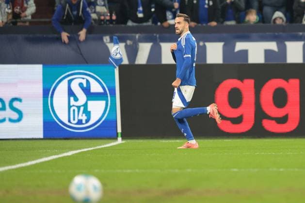 The players of FC Schalke 04 are happy about the goal to 1 1 by Kenan Karaman FC Schalke 04 during the match of the 2 BL season 2024 25 FC Schalke 04 Hertha BSC Copyright Thomas Pakusch