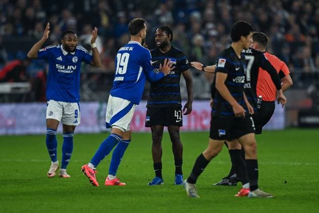 05 10 2024, Football, 2 Bundesliga, Matchday 8 Season 2024 2025, FC Schalke 04 Hertha BSC, Pack formation Kenan Karaman FC Schalke 04 , Deyovaisio Zeefuik Hertha BSC , xRHR PHOTO TKx Copyright: RHR-FOTOx RHR-FOTO TK