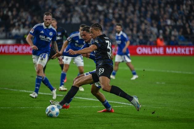 05 10 2024, Football, 2 Bundesliga, Matchday 8 Season 2024 2025, FC Schalke 04 Hertha BSC, Taylan Bulut FC Schalke 04 , Derry Lionel Scherhant Hertha BSC xRHR PHOTO TKx Copyright: RHR-FOTOx RHR-FOTO TK