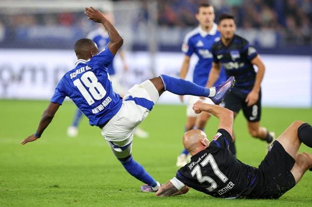 05 10 2024, Fußball, FC Schalke 04 Hertha BSC, 1 Fußball Bundesliga, 6 Spieltag, Veltins Arena Gelsenkirchen, Saison 2024 2025 Christopher Antwi Adjei Schalke04 18 vs Toni Leistner Hertha BSC 37 im Zweikampf DFB regulations prohibit any use of photographs as image sequences and or quasi video Nordrhein Westfalen Germany