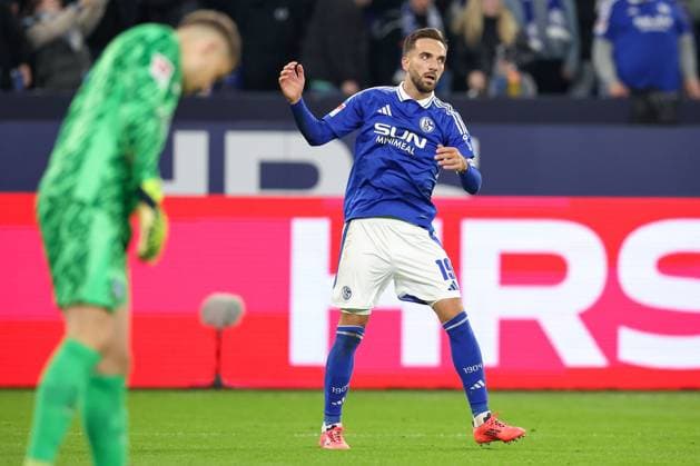 05 10 2024, Football, FC Schalke 04 Hertha BSC, 1 Soccer Bundesliga, Matchday 6, Veltins Arena Gelsenkirchen, Season 2024 2025 Goal celebration after the 1 1 by Kenan Karaman Schalke04 19 DFB regulations prohibit any use of photographs as image sequences and or quasi video Nordrhein Westfalen Germany
