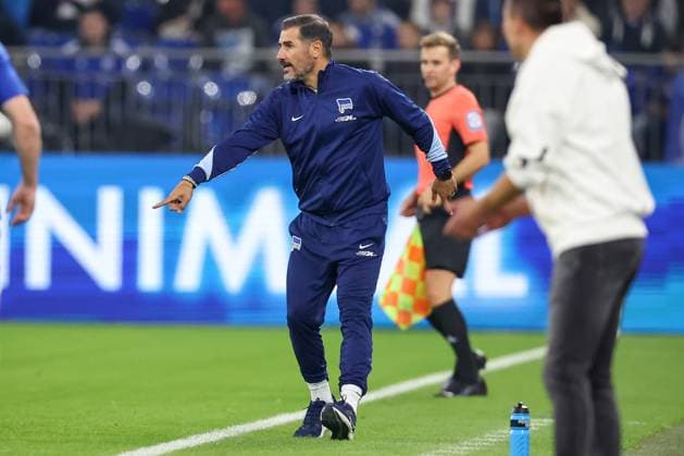 05 10 2024, Football, FC Schalke 04 Hertha BSC, 1 Soccer Bundesliga, Matchday 6, Veltins Arena Gelsenkirchen, Season 2024 2025 Head coach Cristian Fiel Hertha BSC wildly gesticulating on the sideline DFB regulations prohibit any use of photographs as image sequences and or quasi video North Rhine-Westphalia Germany