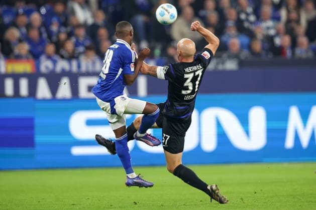 05 10 2024, Football, FC Schalke 04 Hertha BSC, 1 Soccer Bundesliga, Matchday 6, Veltins Arena Gelsenkirchen, Season 2024 2025 Christopher Antwi Adjei Schalke04 18 vs Toni Leistner Hertha BSC 37 duel DFB regulations prohibit any use of photographs as image sequences and or quasi video Nordrhein Westfalen Germany