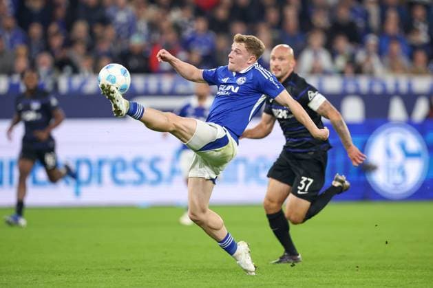 05 10 2024, Football, FC Schalke 04 Hertha BSC, 1 Soccer Bundesliga, Matchday 6, Veltins Arena Gelsenkirchen, Season 2024 2025 Derry Murkin Schalke04 5 vs Toni Leistner Hertha BSC 37 DFB regulations prohibit any use of photographs as image sequences and or quasi video Nordrhein Westfalen Germany