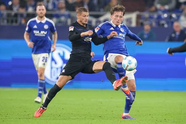 05 10 2024, Football, FC Schalke 04 Hertha BSC, 1 Soccer Bundesliga, Matchday 6, Veltins Arena Gelsenkirchen, Season 2024 2025 Michael Cuisance Hertha BSC 27 vs Lino Tempelmann Schalke04 27 duel DFB regulations prohibit any use of photographs as image sequences and or quasi video North Rhine-Westphalia Germany