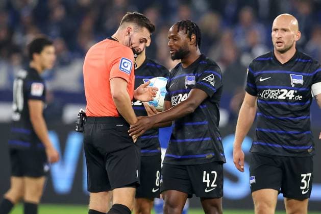 05 10 2024, Football, FC Schalke 04 Hertha BSC, 1 Soccer Bundesliga, Matchday 6, Veltins Arena Gelsenkirchen, Season 2024 2025 Yellow card after scuffle between Deyovaisio Zeefuik Hertha BSC 42 and Kenan Karaman Schalke04 19 Yellow card DFB regulations prohibit any use of photographs as image sequences and or quasi video North Rhine-Westphalia Germany