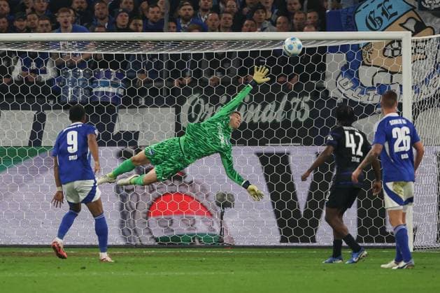 2 Bundesliga FC Schalke 04 Hertha BSC Berlin on 05 10 2024 at Veltins Arena in Schalke Goalkeeper Tjark Ernst Hertha 1 cant prevent the goal to 1 to 1 by Kenan Karaman Schalke 19 MH