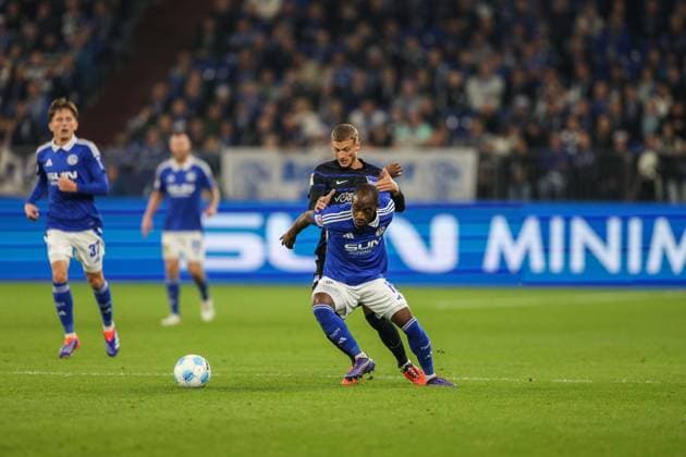 Soccer 2 Bundesliga 8 Matchday FC Schalke 04 Hertha BSC Berlin on 05 10 2024 at the Veltins Arena in Gelsenkirchen Christopher Antwi Adjei Schalke , front Michael Cuisance Berlin , back DFL regulations prohibit any use of photographs as image sequences and or quasi video xJRx