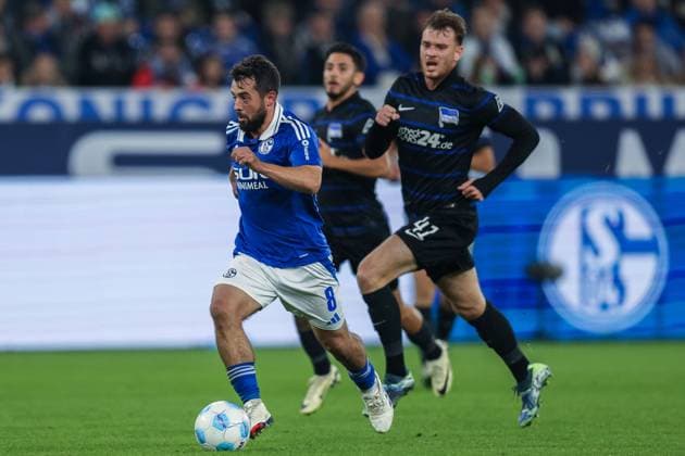 Soccer 2 Bundesliga 8 Matchday FC Schalke 04 Hertha BSC Berlin on 05 10 2024 at the Veltins Arena in Gelsenkirchen Amin Younes Schalke , left Pascal Klemens Berlin , right DFL regulations prohibit any use of photographs as image sequences and or quasi video xJRx