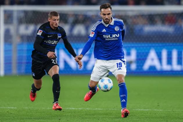 Soccer 2 Bundesliga 8 Matchday FC Schalke 04 Hertha BSC Berlin on 05 10 2024 at the Veltins Arena in Gelsenkirchen Michael Cuisance Berlin , left Kenan Karaman Schalke , right DFL regulations prohibit any use of photographs as image sequences and or quasi video xJRx