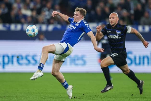 Soccer 2 Bundesliga 8 Matchday FC Schalke 04 Hertha BSC Berlin on 05 10 2024 at the Veltins Arena in Gelsenkirchen Derry John Murkin Schalke , left Toni Leistner Berlin , right DFL regulations prohibit any use of photographs as image sequences and or quasi video xJRx