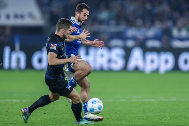 Soccer 2 Bundesliga 8 Matchday FC Schalke 04 Hertha BSC Berlin on 05 10 2024 at the Veltins Arena in Gelsenkirchen Jonjoe Kenny Berlin , front Amin Younes Schalke , back DFL regulations prohibit any use of photographs as image sequences and or quasi video xJRx