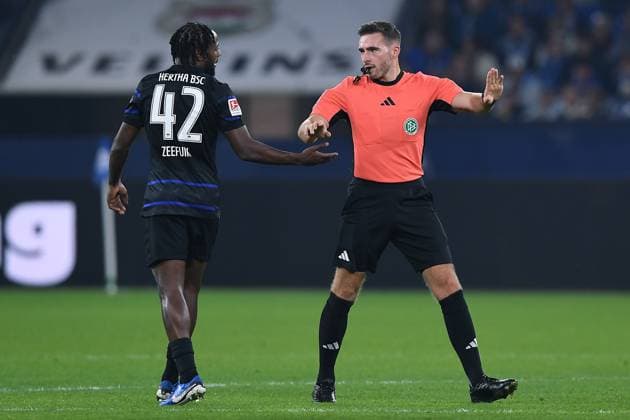 Soccer 2 Bundesliga 8 Matchday FC Schalke 04 Hertha BSC Berlin on 05 10 2024 at the Veltins Arena in Gelsenkirchen Deyovaisio Zeefuik Berlin , left referee Tom Bauer, right DFL regulations prohibit any use of photographs as image sequences and or quasi video xRx