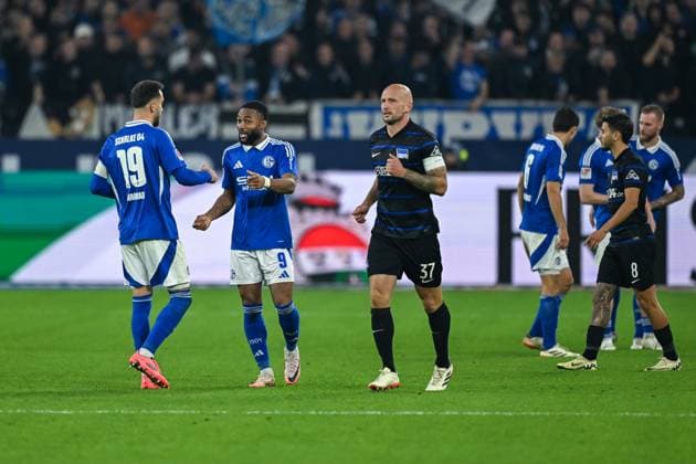 05 10 2024, Football, 2 Bundesliga, Matchday 8 Season 2024 2025, FC Schalke 04 Hertha BSC, Kenan Karaman FC Schalke 04 , Moussa Sylla FC Schalke 04 , Toni Leistner Hertha BSC , xRHR FOTO TKx Copyright: RHR-FOTOx RHR-FOTO TK