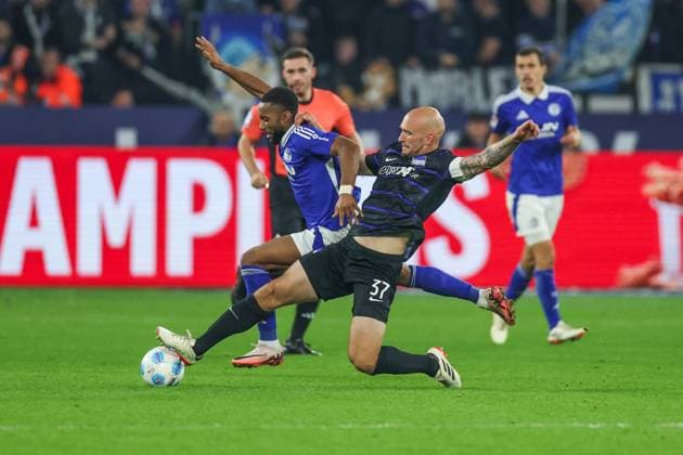 05 10 2024, Soccer, Season 2024 2025, 2 Bundesliga, Matchday 8, FC Schalke 04 Hertha BSC, f l Moussa Sylla FC Schalke 04 , Toni Leistner Hertha BSC Gelsenkirchen Veltins Arena NRW Germany xRHR PHOTO TRx Copyright: TimxRehbein RHR-FOTOx RHR-FOTO TR