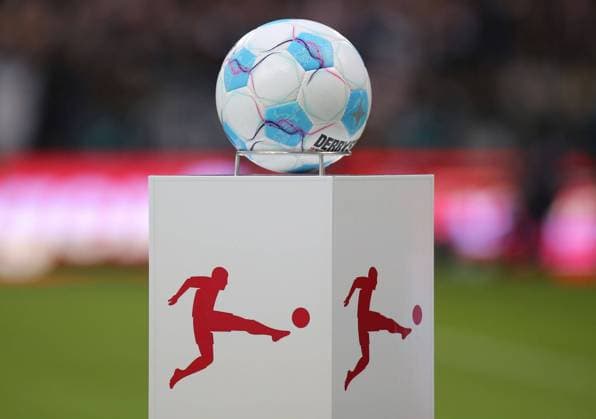 05 10 2024, xcex, GER, Hamburg, Millerntor Stadion, Sport, Football, 1 Bundesliga, Season 2024 2025, Matchday 6, M05, FC St Pauli 1 FSV Mainz 05, Derbystar Spielball, Official Matchball, Steele, Symbolbild DFL regulations prohibit any use of photographs as image sequences and or quasi video