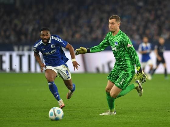 Moussa Sylla FC Schalke 04 and goalkeeper Tjark Ernst Hertha BSC Berlin battle for the ball during the 2 Bundesliga match between FC Schalke 04 and Hertha BSC Berlin at Veltins Arena on October 05, 2024 in Gelsenkirchen, Germany, Germany Photo by Ralf Treese DeFodi Images Moussa Sylla FC Schalke 04 and goalkeeper Tjark Ernst Hertha BSC Berlin battle for the ball during the 2 Bundesliga match between FC Schalke 04 and Hertha BSC at Veltins Arena on October 5, 2024 in Gelsenkirchen, Germany Photo by Ralf Treese DeFodi Images DFB DFL REGULATIONS PROHIBIT ANY USE OF PHOTOGRAPHS AS IMAGE SEQUENCES AND OR QUASI VIDEO Defodi 521 S04BSC20241005 039 Defodi-521 DFB DFL REGULATIONS PROHIBIT ANY USE OF PHOTOGRAPHS AS IMAGE SEQUENCES AND OR QUASI-VIDEO.