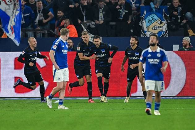 05 10 2024, Football, 2 Bundesliga, Matchday 8 Season 2024 2025, FC Schalke 04 Hertha BSC, Smail Prevljak Hertha BSC celebrates the goal for 2 2 with the team xRHR PHOTO TKx Copyright: RHR-FOTOx RHR-FOTO TK