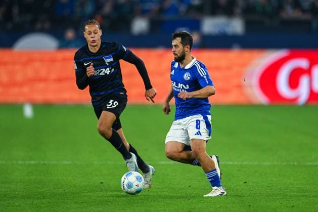 05 10 2024, Football, 2 Bundesliga, Matchday 8 Season 2024 2025, FC Schalke 04 Hertha BSC, Derry Lionel Scherhant Hertha BSC , Amin Younes FC Schalke 04 xRHR PHOTO TKx Copyright: RHR-FOTOx RHR-FOTO TK