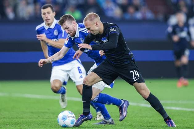 Soccer 2 Bundesliga 8 Matchday FC Schalke 04 Hertha BSC Berlin on 05 10 2024 at the Veltins Arena in Gelsenkirchen Jon Thorsteinsson Berlin , front Tobias Mohr Schalke , back DFL regulations prohibit any use of photographs as image sequences and or quasi video xJRx