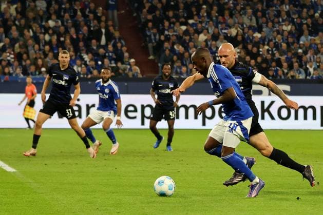 Christopher Antwi Adjei FC Schalke 04 and Toni Leistner Hertha BSC at the match of the 2 BL season 2024 25 FC Schalke 04 Hertha BSC Copyright Thomas Pakusch