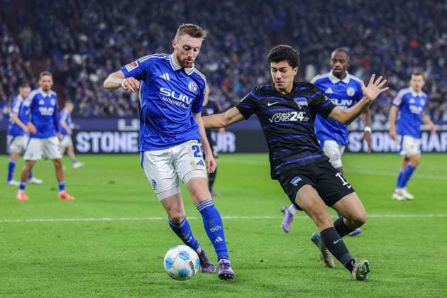 Soccer 2 Bundesliga 8 Matchday FC Schalke 04 Hertha BSC Berlin on 05 10 2024 at the Veltins Arena in Gelsenkirchen Tobias Mohr Schalke , left Ibrahim Maza Berlin , right DFL regulations prohibit any use of photographs as image sequences and or quasi video xJRx