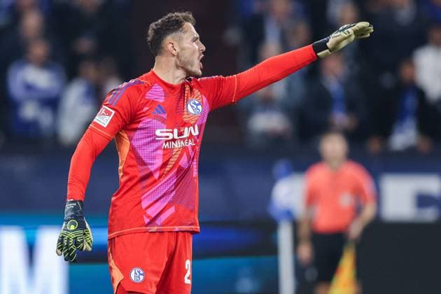 Soccer 2 Bundesliga 8 Matchday FC Schalke 04 Hertha BSC Berlin on 05 10 2024 at the Veltins Arena in Gelsenkirchen Justin Heekeren Schalke conducts his teammates DFL regulations prohibit any use of photographs as image sequences and or quasi video xJRx